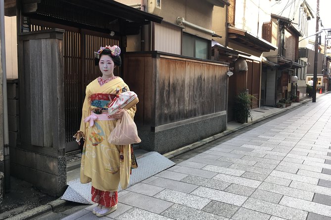 Discover Kyotos Geisha District of Gion! Evening Stroll Through Historic Gion