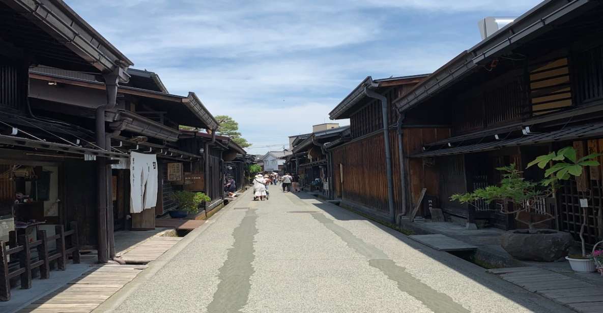 Takayama: Old Town Guided Walking Tour 45min. - Highlights of the Guided Walking Tour