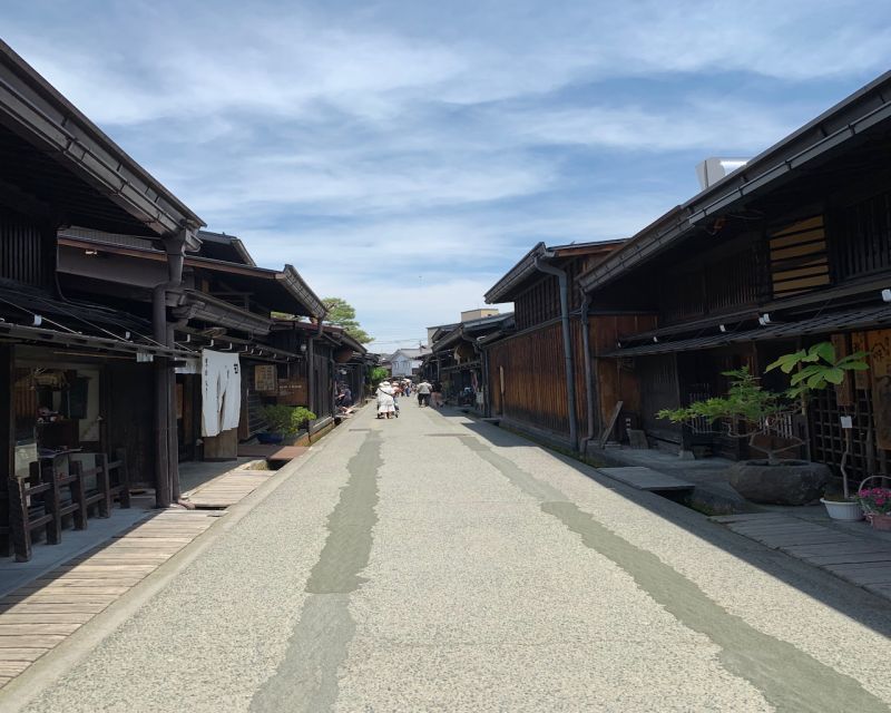 Takayama: Old Town Guided Walking Tour 45min. - Immersion in Japanese Daily Life at the Jinya Morning Market
