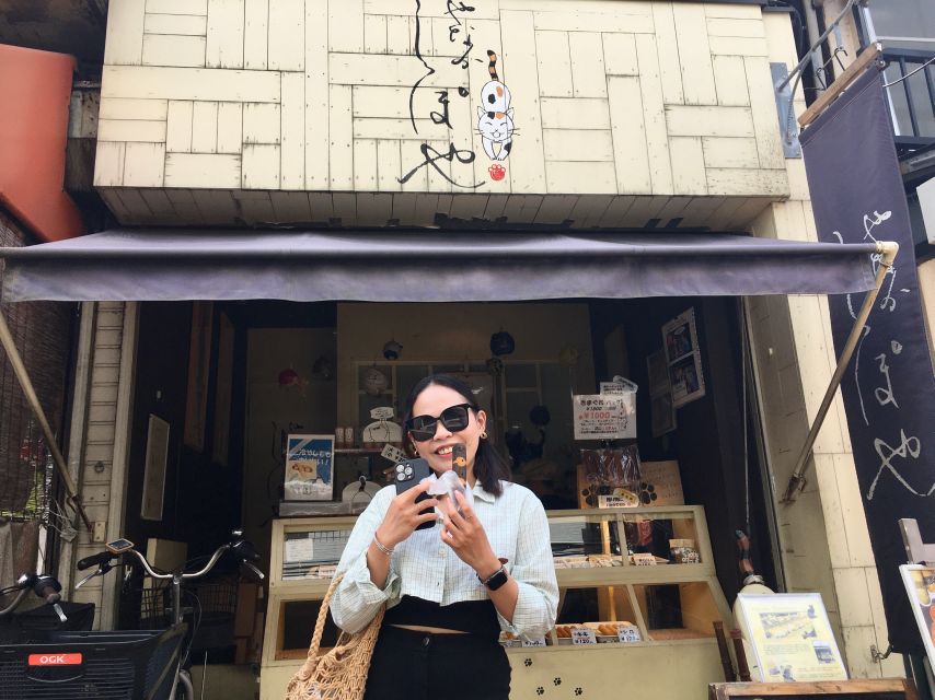 Yanaka & Nezu: Walking Tour in Tokyo's Nostalgic Old Towns - Painting Your Own Maneki-Neko at a Cafe